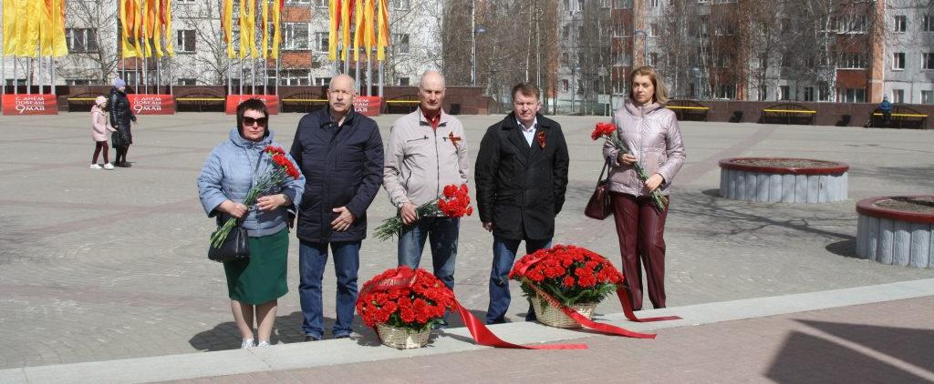 Профсоюзные лидеры ТюмнМО ВЭП в Сургуте возложили цветы к вечному огню 