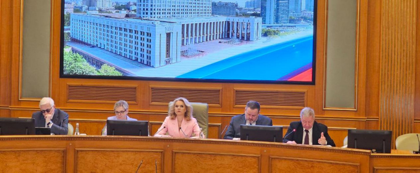 Российская трехсторонняя комиссия обсудила вопросы организации летней оздоровительной кампании для детей и сценарные условия социально-экономического развития на предстоящий период